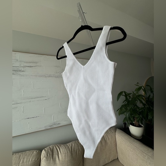 WHITE BODYSUIT - SIZE SMALL. TAGS REMOVED BUT NEVER WORN - Picture 5 of 7